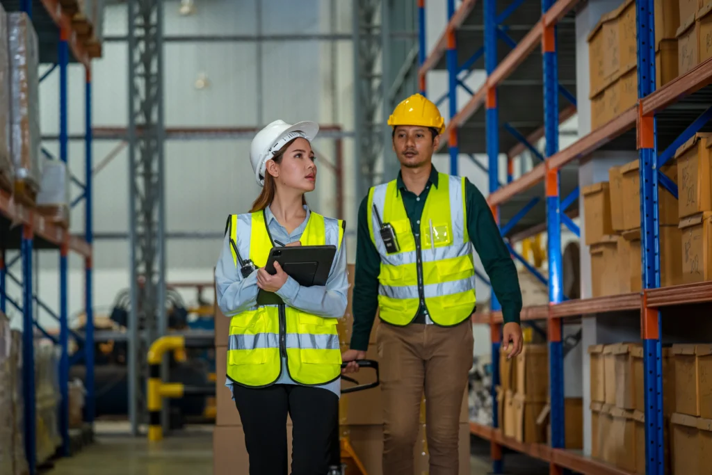 Warehouse workers using cloud wms