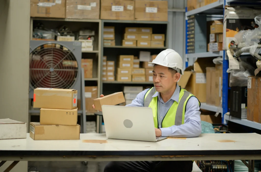 Warehouse manager on a laptop on a cloud wms